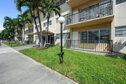 Condo in Miami, Florida, 1 bedroom  № 1924424 - photo 3