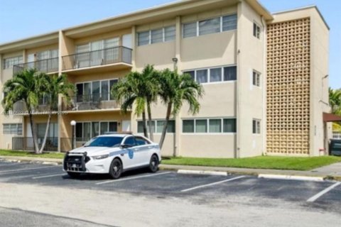 Condo in Miami, Florida, 1 bedroom  № 1924424 - photo 1