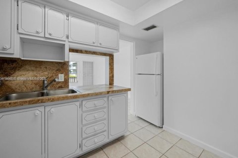 Condo in Miami, Florida, 1 bedroom  № 1924424 - photo 11