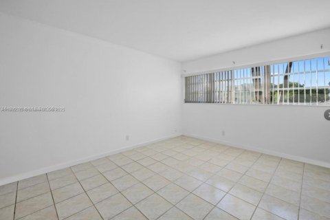 Condo in Miami, Florida, 1 bedroom  № 1924424 - photo 7