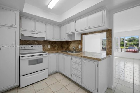 Condo in Miami, Florida, 1 bedroom  № 1924424 - photo 10