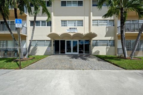 Condo in Miami, Florida, 1 bedroom  № 1924424 - photo 2