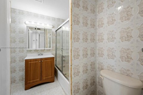 Condo in Miami, Florida, 1 bedroom  № 1924424 - photo 4