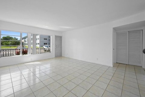 Condo in Miami, Florida, 1 bedroom  № 1924424 - photo 12