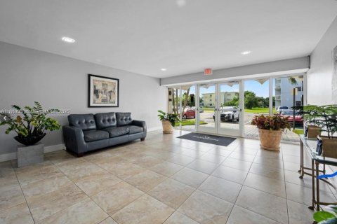 Condo in Miami, Florida, 1 bedroom  № 1924424 - photo 16