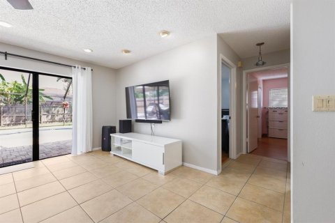 House in Brandon, Florida 3 bedrooms, 182.65 sq.m. № 2120999 - photo 12