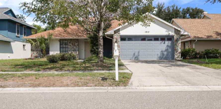 House in Brandon, Florida 3 bedrooms, 182.65 sq.m. № 2120999