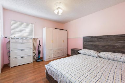 House in Brandon, Florida 3 bedrooms, 182.65 sq.m. № 2120999 - photo 26