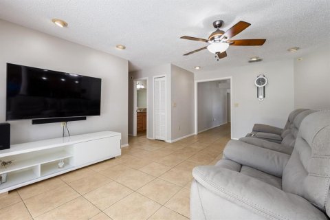 House in Brandon, Florida 3 bedrooms, 182.65 sq.m. № 2120999 - photo 13