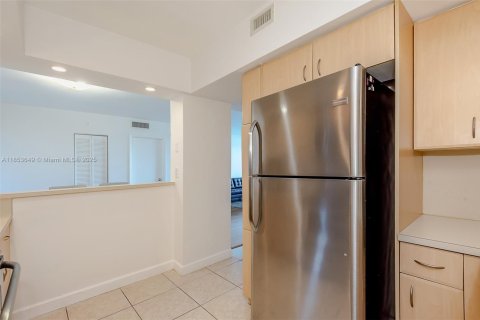 Condo in Miami Beach, Florida, 2 bedrooms  № 1881520 - photo 13
