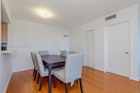 Condo in Miami Beach, Florida, 2 bedrooms  № 1881520 - photo 9