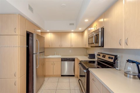 Condo in Miami Beach, Florida, 2 bedrooms  № 1881520 - photo 11
