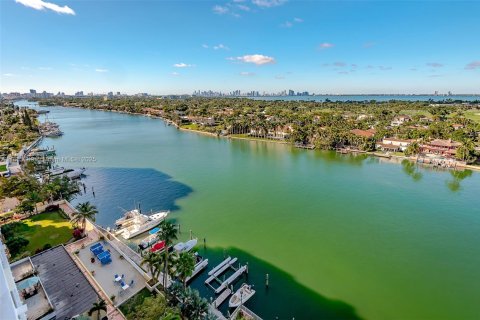 Condo in Miami Beach, Florida, 2 bedrooms  № 1881520 - photo 27