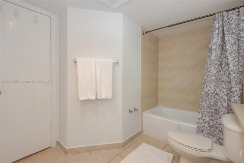 Condo in Miami Beach, Florida, 2 bedrooms  № 1881520 - photo 19