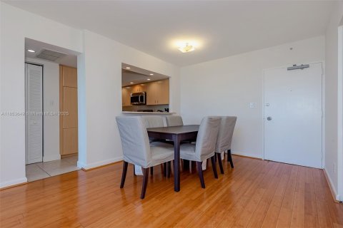 Condo in Miami Beach, Florida, 2 bedrooms  № 1881520 - photo 8