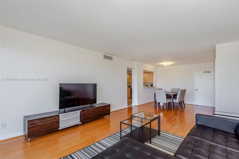 Condo in Miami Beach, Florida, 2 bedrooms  № 1881520 - photo 7