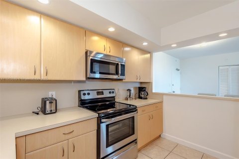 Condo in Miami Beach, Florida, 2 bedrooms  № 1881520 - photo 14