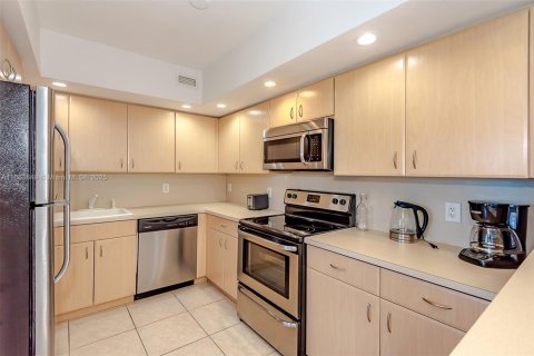 Condo in Miami Beach, Florida, 2 bedrooms  № 1881520 - photo 10