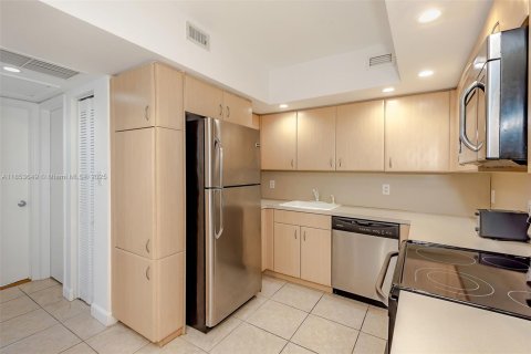 Condo in Miami Beach, Florida, 2 bedrooms  № 1881520 - photo 12