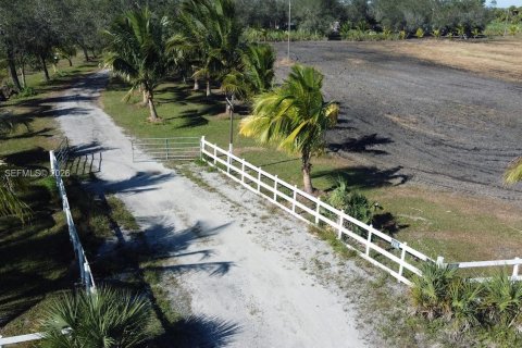 Купить земельный участок в Клуистон, Флорида № 2055343 - фото 3