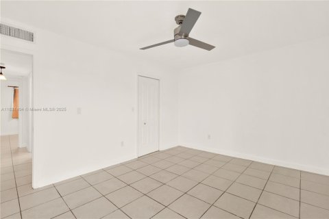 Copropriété à vendre à Hialeah, Floride: 2 chambres, 92.72 m2 № 1822129 - photo 12
