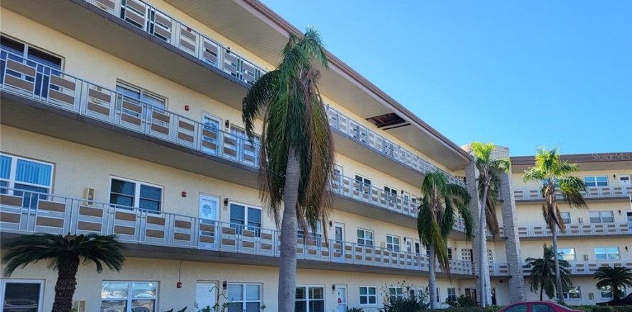 Condo in Saint Petersburg, Florida, 2 bedrooms № 1577195
