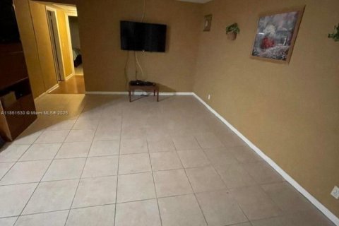 Condominio en alquiler en West Palm Beach, Florida, 2 dormitorios, 76.09 m2 № 1890781 - foto 3