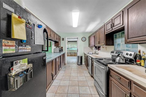 House in Miami, Florida 3 bedrooms, 212.56 sq.m. № 1755969 - photo 6