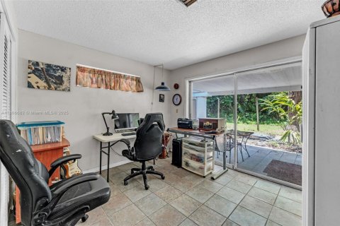 House in Miami, Florida 3 bedrooms, 212.56 sq.m. № 1755969 - photo 12