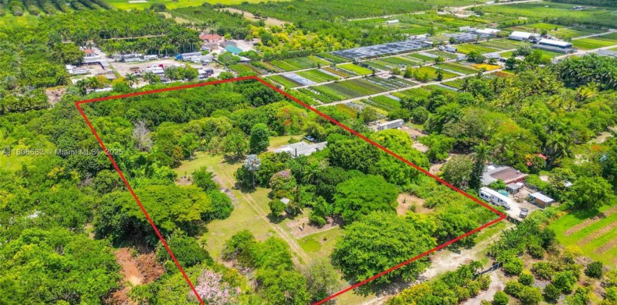 House in Miami, Florida 3 bedrooms, 212.56 sq.m. № 1755969