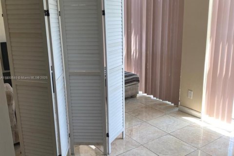 Купить кондоминиум в Халландейл-Бич, Флорида 1 спальня, 99.87м2, № 1697550 - фото 18