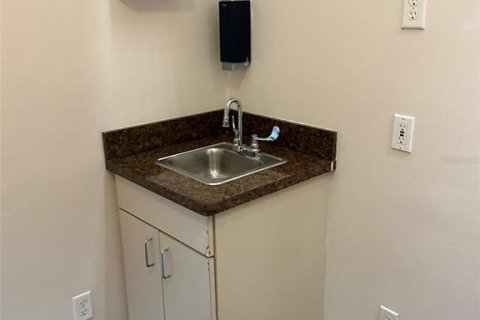 Propiedad comercial en alquiler en Gainesville, Florida, 455.13 m2 № 1509012 - foto 13