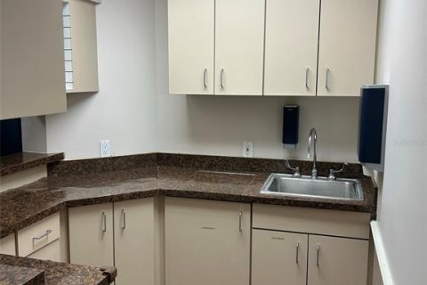 Propiedad comercial en alquiler en Gainesville, Florida, 455.13 m2 № 1509012 - foto 9