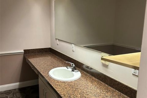 Propiedad comercial en alquiler en Gainesville, Florida, 455.13 m2 № 1509012 - foto 11
