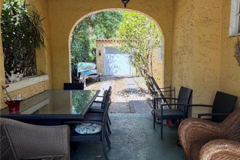 Купить виллу или дом в Корал-Гейблс, Флорида 2 спальни, 142.23м2, № 2050735 - фото 2