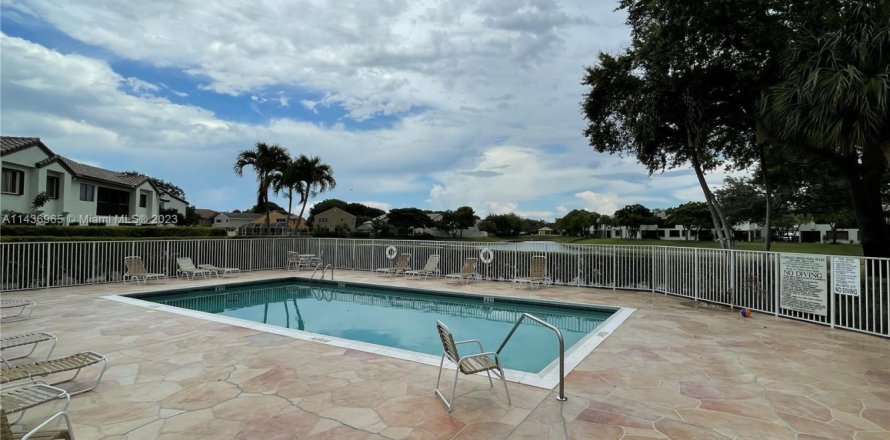 Condominio en Parkland, Florida, 2 dormitorios  № 823255