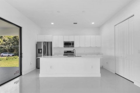 Casa en venta en Miami, Florida, 5 dormitorios, 264.77 m2 № 1889788 - foto 13