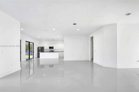 Casa en venta en Miami, Florida, 5 dormitorios, 264.77 m2 № 1889788 - foto 7