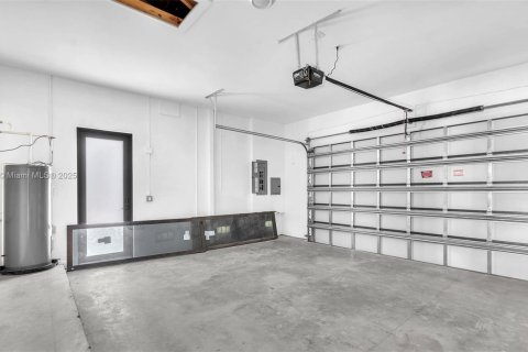 Casa en venta en Miami, Florida, 5 dormitorios, 264.77 m2 № 1889788 - foto 27