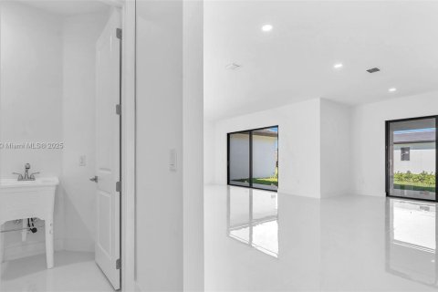 Casa en venta en Miami, Florida, 5 dormitorios, 264.77 m2 № 1889788 - foto 26