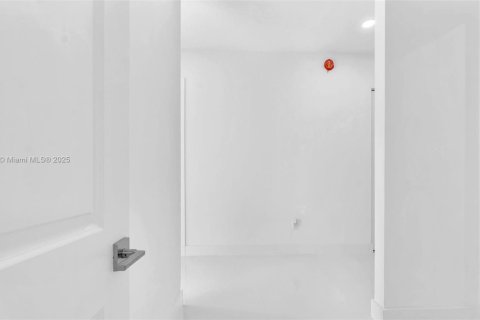 Casa en venta en Miami, Florida, 5 dormitorios, 264.77 m2 № 1889788 - foto 30