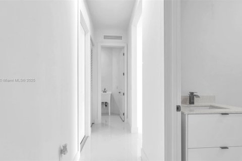 Casa en venta en Miami, Florida, 5 dormitorios, 264.77 m2 № 1889788 - foto 22