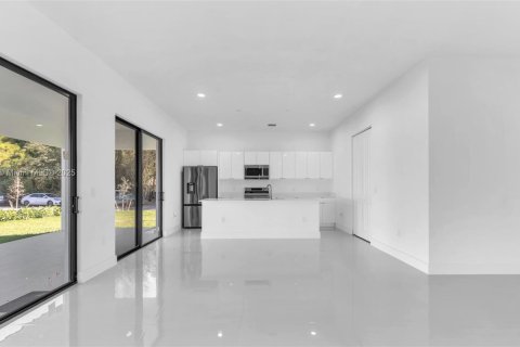 Casa en venta en Miami, Florida, 5 dormitorios, 264.77 m2 № 1889788 - foto 10