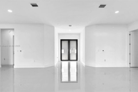 Casa en venta en Miami, Florida, 5 dormitorios, 264.77 m2 № 1889788 - foto 9