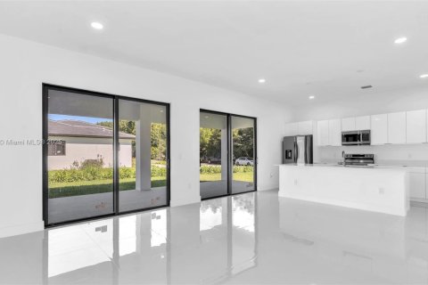 Casa en venta en Miami, Florida, 5 dormitorios, 264.77 m2 № 1889788 - foto 12