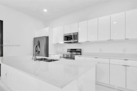 Casa en venta en Miami, Florida, 5 dormitorios, 264.77 m2 № 1889788 - foto 16