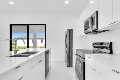 Casa en venta en Miami, Florida, 5 dormitorios, 264.77 m2 № 1889788 - foto 17