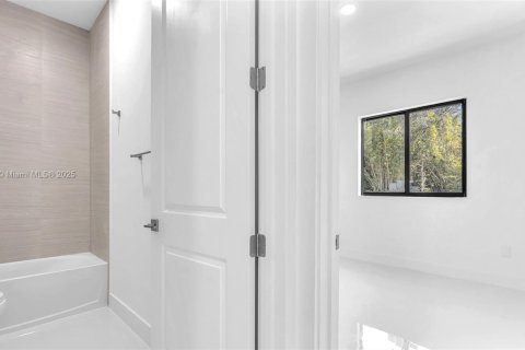Casa en venta en Miami, Florida, 5 dormitorios, 264.77 m2 № 1889788 - foto 29