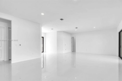 Casa en venta en Miami, Florida, 5 dormitorios, 264.77 m2 № 1889788 - foto 19