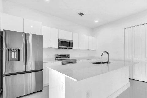 Casa en venta en Miami, Florida, 5 dormitorios, 264.77 m2 № 1889788 - foto 14
